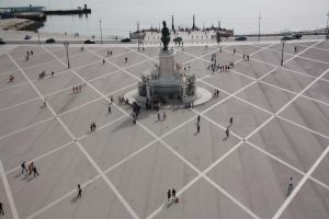 Foto von berühmten Platz in Lissabon, hier treffen sich wie auf dem Bild die Menschen der Stadt. Man sieht den Tejo, den Platz, die Menschen. Die Reiterstatue auf der Mitte des Platzes stellt José I. dar, entworfen von Joaquim Machado de Castro.