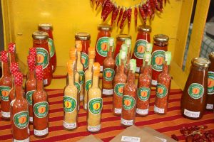 Regionaler Erzeugermarkt in Lagos, Algarve. Hier werden in etwa 15cm kleinen Flaschen Würzmischungen mit Piripiri angeboten, dem Gewürz das besonders bei Hühnchen verwendet wird.