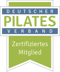 Edith Wittkamp ist Miglied im Deutschen Pilates Verband. Das Bild zeigt das Logo, blau umrandet, innen ein dicker grüner Streifen mit weißer Schrift, oben quer zwei blaue Streifen, ebenfalls mit Schrift.