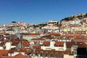 Foto von Lissabon mit zwei von seinen Hügel und dem Castelo, seiner Burg