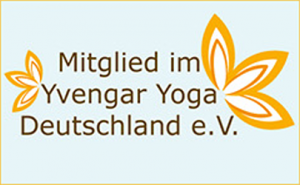 Auf hellblauem Grund in anthrazitfarbender Schrift: Mitglied im Iyengar Yoga Deutschland e.V. dennEdith Wittkamp ist Mitglied im Yvengar Yoga Deutschland e.V.