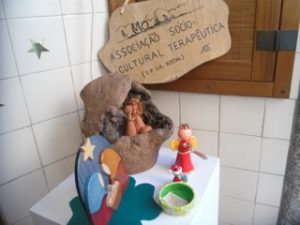 Gezeigt wird hier das kleine Lädchen mit dem portugiesischen Namen Loja Mó in Évora im Alentejo. Handwerkskunst aus Holz, Ton oder Stoff kann man hier kaufen oder auch nach eigener Idee bestellen. Die Artikel werden auch versendet. Hier ist es eine Jesuskrippe mit den Figuren.