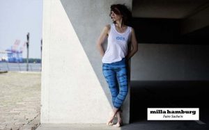 Milla Hamburg, die Inhaberin Beate Husemöller produziert in Hamburg Yogakleidung. Hier steht eines ihrer Models in gebatikten Leggins und einem locker, ärmellosen T-Shirt.